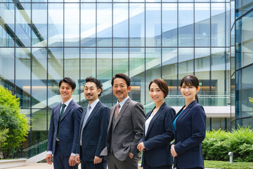 Fototapete - 笑顔で並ぶエグゼクティブ男女ビジネスパーソンのグループ