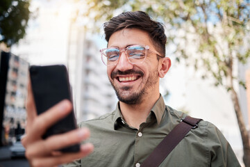 Aufkleber - Phone, city and happy business man online for planning, social media and network in town. Travel, professional and face of male worker on smartphone for communication, website and search on commute