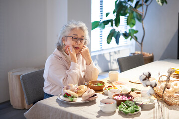 Wall Mural - さみしそうな表情で食事をするシニア女性