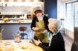 © Monet - テーブルで電子決済を使った会計をするカフェ店員