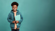 Hübscher afroamerikanischer Junge mit Schulunterlagen in der Hand lacht, ai generativ