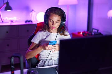 Poster - Young beautiful hispanic woman streamer using computer and smartphone at gaming room