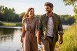 © David - Couple en balade au bord de l'eau, jeune et ancien, amour, homme, femme
