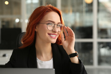 Canvas Print - Portrait of beautiful happy woman against blurred background. Work in office