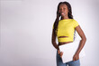 © Beatriz - Mujer hermosa joven de color  que usa un ordenador portátil con un fondo blanco. Chica estudiante sonriente caminando hacia la universidad con su ordenador.