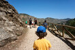 Parque Natural de Cazorla, Segura y La Villa en la provincia de Jaén (Andalucía), España. Niños y adultos realizan senderismo rodeados de naturaleza.