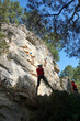 Parque Natural de Cazorla, Segura y La Villa en la provincia de Jaén (Andalucía), España. Familias realizan escalada en una pared de roca caliza con seguridad.