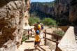 Parque Natural de Cazorla, Segura y La Villa en la provincia de Jaén (Andalucía), España. Niños y adultos realizan senderismo rodeados de naturaleza.