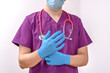 Lekarz chirurg zakładający rękawiczki ochronne