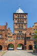 Das Burgtor, Teil der mittelalterlichen Stadtbefestigung in der Altstadt von Lübeck, Schleswig-Holstein, Deutschland. Rechts ist ein Teil des Zöllnerhauses zu sehens.