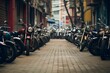 Eine Reihe geparkter Motorräder steht in perfekter Symmetrie