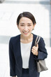 © Peak River - ビジネスウーマン　見上げる女性