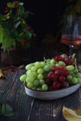 Poster - A bowl with red and green grape in rustic style