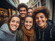 © garpinina - Gruppo multirazziale di amici che si divertono insieme all'aperto sulla strada della città- Giovani allegri che camminano abbracciati fuori- Concetto di stile di vita Next gen z-Studente sorridente ch