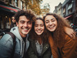 © garpinina - Gruppo multirazziale di amici che si divertono insieme all'aperto sulla strada della città- Giovani allegri che camminano abbracciati fuori- Concetto di stile di vita Next gen z-Studente sorridente ch