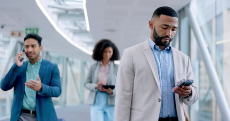 Aufkleber - Walking, business people and phone in airport to check travel, booking or flight schedule information on mobile app. Businessman, reading and typing on smartphone with team, group and technology