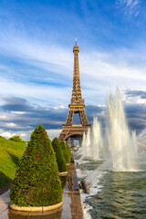 Canvas Print - Eiffel Tower and fountains of Trocadero in Paris at sunset, France