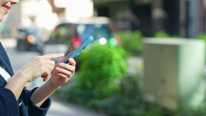 Poster - 街中でスマホを使う女性