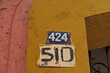 424 - 510.  Plaques de numéros de rue. Mur ocre.