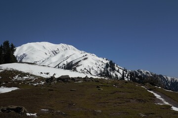 Poster - Winter landscape featuring a snowy hill: Makra Peak, Siri Paay Pakistan