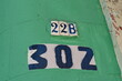 Numéro 22B et 302. Numéro de rue. Sur mur vert.