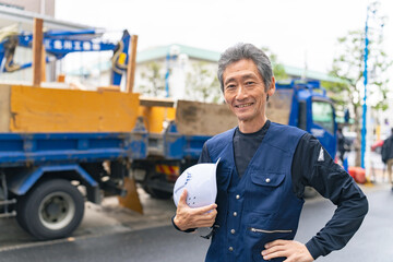 Aufkleber - 工事現場の前に笑顔で立つ職人