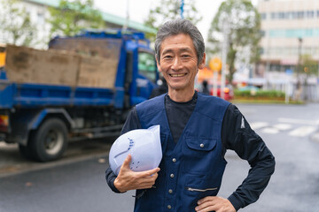 Aufkleber - 工事現場の前に笑顔で立つ職人