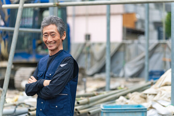 Aufkleber - 工事現場の前に笑顔で立つ職人
