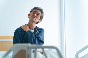 Poster - ベッドで起き上がって疲れに悩むシニア男性