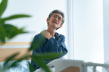 Poster - ベッドで起き上がって疲れに悩むシニア男性