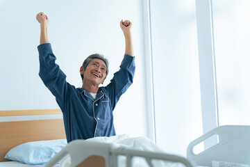 Poster - ベッドで爽快に目覚めるシニア男性
