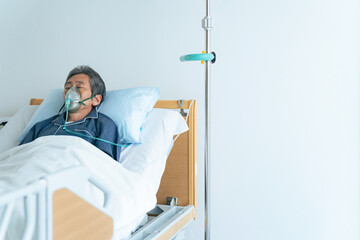 Poster - 酸素マスクをつけてベッドに寝るシニア男性