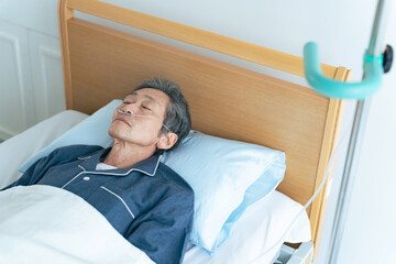 Poster - 酸素チューブをつけてベッドに寝るシニア男性