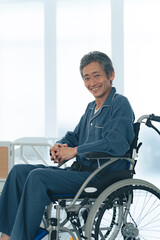 Poster - 車椅子に座って笑顔のシニア男性