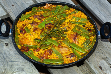 Poster - Paella valenciana de pollo, conejo y verduras.