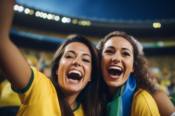 Fãs brasileiras de futebol em um estádio da Copa do Mundo apoiando a seleção nacional
