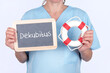 Ärztin mit einem Rettungsring und einer Tafel auf der Dekubitus steht