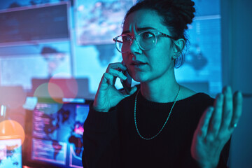 Fototapete - Night, angry and a woman hacker on a phone call during a cyber security emergency in her office. Communication, software problem and dark with a female programmer talking about information technology