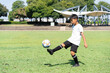 サッカーの練習をする小学生の男の子