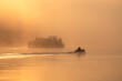 Wschód słońca nad Odrą po której płynie łódź i statek