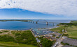 Die Fehmarnsundbrücke verbindet die schöne Insel Fehmarn mit dem Festland mit einem schönen Wolkenhimmel	