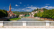 Blick von der Ponte Nuovo über die Etsch auf die Altstadt von Verona und Castel San Pietro in Italien