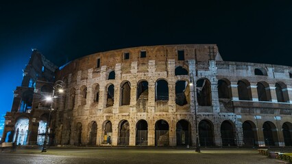 Canvas Print - Beautiful shot of the Colosseum in Rome at night