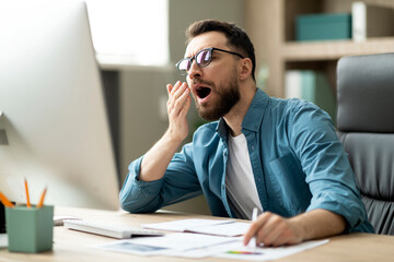 Aufkleber - Portrait Of Sleepy Young Businessman Yawning At Workplace In Office