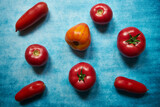 Fototapeta Kuchnia - pomidory na stole 