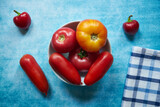 Fototapeta Fototapety do kuchni - pomidory i papryki na stole 