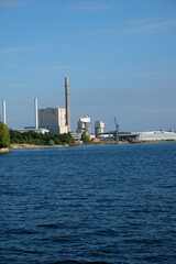 Wall Mural - FU 2022-07-29 EckKiel 1362 Vor dem Wasser ist eine Industrieanlage