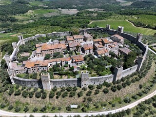 Canvas Print - Aerial view of Monteriggioni medieval village in summer season. Monteriggioni, Siena, Tuscany, Italy