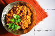 rote Linsen Essen im Teller, Schale. Zubereitet als Dal, Salat, Curry mit Kokosmilch und indischen Gewürzen. Dekorativ angerichtet mit glatter Petersilie