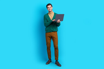 Aufkleber - Full size body cadre of young employee man hr manager find more applicants holding laptop workaholic isolated on blue color background